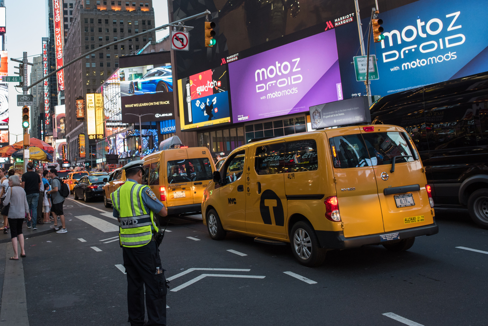 Digital_billboards_on_road